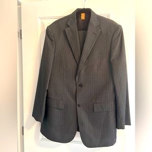 Men’s Haggar Suit in very good condition- just dry cleaned